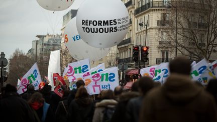 Des membres du Snes-FSU défilent contre la réforme du collège, le 26 janvier 2016 à Paris. (MAXPPP)