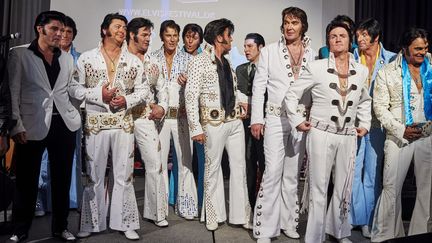 Portrait de groupe de sosies au Elvis Festival danois de mai 2017.  Le but est de gagner une place au concours "Elvis Tribute Artists" de Memphis, le fief du King, décédé le 16 août 1977. Les vainqueurs de ce concours organisé ces jours-ci pour les 40 ans de la mort d'Elvis remporteront entre 50 et 5.000 dollars selon leur catégorie : jeune, amateur ou professionnel. 
 (Andreas Beck / SCANPIX DENMARK / Scanpix Denmark/AFP)