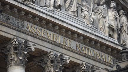 Le bas-relief qui orne la façade de l'Assemblée nationale à Paris. (NATHANAEL CHARBONNIER / RADIO FRANCE)