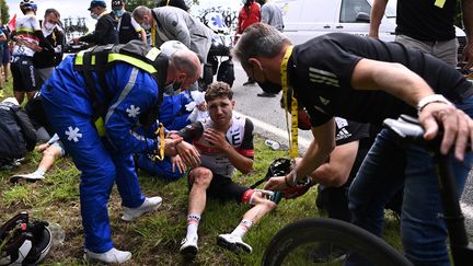 Marc Hirschi a été pris dans les deux chutes de la première étape du Tour de France, samedi 26 juin. (ANNE-CHRISTINE POUJOULAT / POOL / AFP)