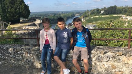 Juliette, Yanis et Baptiste explorent la forteresse royale de Chinon (INGRID POHU / RADIO FRANCE)