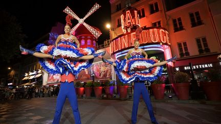 La magie a pris possession de ce tronçon de trottoir du nord-est parisien, malgré les cris des supporters de foot qui se sont accrochés au match France-Portugal de l'Euro. (BERTRAND GUAY / AFP)