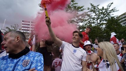 Des supporters anglais devant le stade de Wembley, à Londres, le 11 juin 2021. (NIKLAS HALLE'N / AFP)