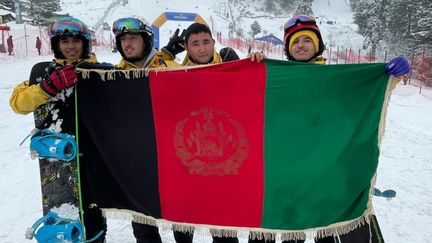 Quatre des sept snowboarders aidés par l'association française. (Snowboarders of Solidarity)