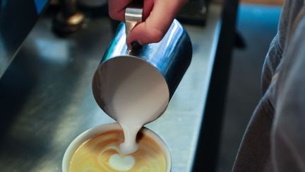 Les consommateurs de cafés recherchent un cadre agréable et des petits plaisirs comme le cœur, dessiné avec de la mousse de lait. (RICHARD LAUTENS / TORONTO STAR)