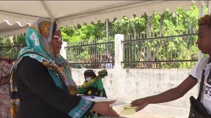 Depuis des semaines, une sécheresse historique sévit à Mayotte. L'eau potable ne coule que par intermittence et face à la gravité de la situation, le gouvernement français a envoyé des bateaux chargés de bouteilles d'eau.