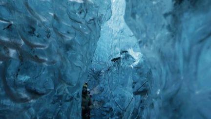 Dans les entrailles du glacier, le ruissellement de l'eau a créé de multiples grottes de glace. (CAPTURE ECRAN FRANCE 2)