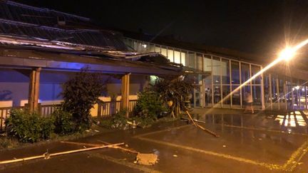 Le toit de la salle des fêtes de Doussard&nbsp;s'est partiellement effondré pendant un concert de l’école de musique, à cause de la pluie et des vents violents, lundi 1er juillet 2019. (RICHARD VIVION / RADIO FRANCE)