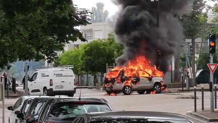 Une voiture incendiée lors des affrontements qui ont éclatés à Dijon (Côte-d'Or), le 15 juin 2020. (VINCENT LINDENEHER / MAXPPP)