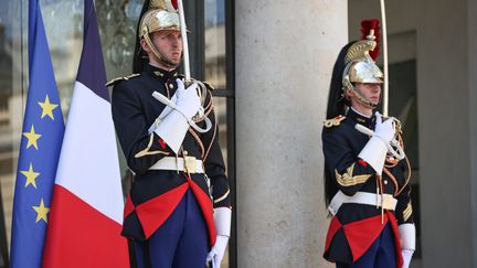 Two members of the Republican Guard at the Elysée in Paris.  (FRED DUGIT / MAXPPP)