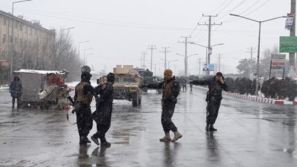 Des forces de sécurité afghanes près de&nbsp;l'Académie militaire d'Afghanistan à Kaboul, le 29 janvier 2018. (WAKIL KOHSAR / AFP)