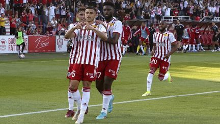 Riad Nouri célèbre son ouverture du score face à Toulouse, lors de la 38e journée de Ligue 2, le 14 mai 2022. (PASCAL POCHARD-CASABIANCA / AFP)