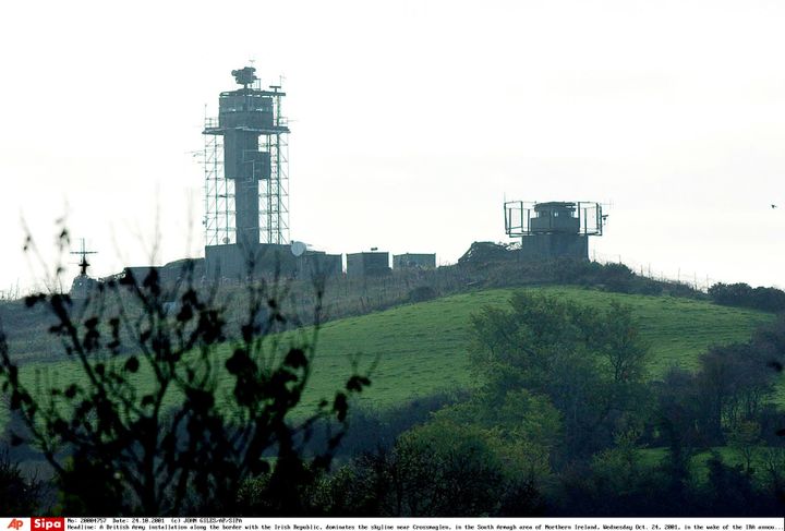 Une tour d'observation de l'armée britannique domine le village de Crossmaglen (Royaume-Uni), le 24 octobre 2001. (JOHN GILES/AP/SIPA / AP)