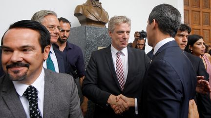 L'ambassadeur allemand au Venezuela, Daniel Kriener, serre la main de l'opposant Juan Guaido, le 19 février 2019, à Caracas (Venezuela). (MARCO BELLO / REUTERS)