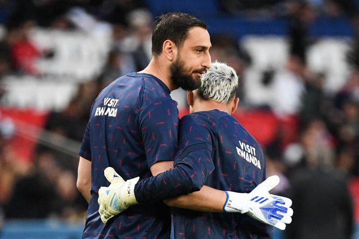 L'entente cordiale entre Keylor Navas et Gianluigi Donnarumma, lors de la saison 2021-2022, n'a pas ravi les deux gardiens de but, ici lors du match du PSG contre Lens le 23 avril 2022. (BERTRAND GUAY / AFP)