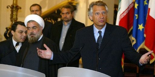 Rohani, le «cheikh diplomate» à Paris avec Dominique de Villepin alors ministre des Affaires étrangères, en 2004. (FRANCOIS GUILLOT / AFP)