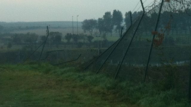 Une barri&egrave;re forc&eacute;e par des migrants, le 3 octobre 2015, pr&egrave;s de l'entr&eacute;e du tunnel sous la Manche (Pas-de-Calais). (BARBARA SIX / FRANCE 2)