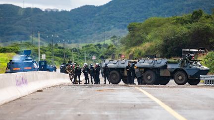 Les forces de l'ordre sur l'axe routier entre Nouméa et l'aéroport de La Tontouta, en Nouvelle-Calédonie, le 19 mai 2024. (DELPHINE MAYEUR / AFP)