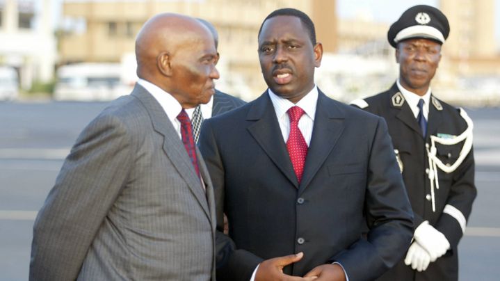 Macky Sall (D), alors Premier ministre s&eacute;n&eacute;galais, discute avec le pr&eacute;sident de l'&eacute;poque Abdoulaye Wade, &agrave; Dakar (S&eacute;n&eacute;gal), le 24 novembre 2004. (SEYLLOU DIALLO / AFP)