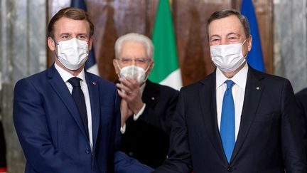 Emmanuel Macron et le Premier ministre italien Mario Draghi, le 26 novembre 2021 en Italie. (UFFICIO STAMPA PRESIDENZA DELLA REPUBBLICA  / AFP)