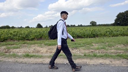 Enfant, Jean Lassalle&nbsp;parcourait deux kilom&egrave;tres de prairies pour se rendre &agrave; l'&eacute;cole depuis la bergerie de ses parents. Du haut de son m&egrave;tre 90, il a foul&eacute; le bitume des routes, comme ici le 9 ao&ucirc;t pr&egrave;s de Corcelles-en-Beaujolais (Rh&ocirc;ne). (PHILIPPE DESMAZES / AFP)