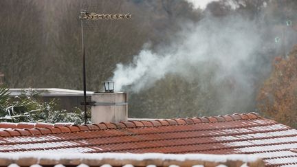 Une cheminée à Montaigu-Vendée (Vendée), le 11 décembre 2022. (MATHIEU THOMASSET / HANS LUCAS / AFP)