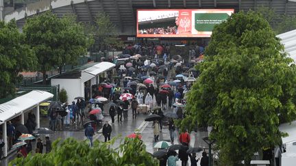 Roland Garros sous la pluie. (MIGUEL MEDINA / AFP)