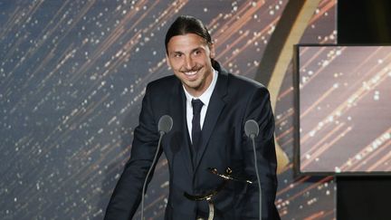 L'attaquant suédois du Paris SG Zlatan Ibrahimovic a été désigné par ses pairs meilleur joueur du Championnat de France, dimanche 8 mai 2016, pour la 3e fois, un trophée décerné par l'Union nationale des footballeurs professionnels, à Paris. (FRANCOIS GUILLOT / AFP)