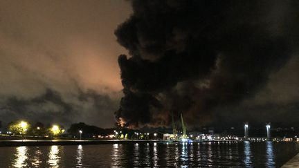 L'usine de produits chimiques Lubrisol à Rouen en proie aux flammes, dans la nuit du 25 au 26 septembre 2019. (THOMAS SCHONHEERE / RADIOFRANCE)