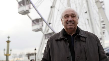 Marcel Campion, devant sa grande roue, place de la Concorde à Paris, le 24 novembre 2016. (THOMAS SAMSON / AFP)