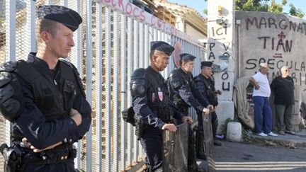 Les CRS bloquent l'usine Legré-Mante à Marseille, après en avoir délogé les salariés (12 août 2009) (© AFP / Michel Gangne)