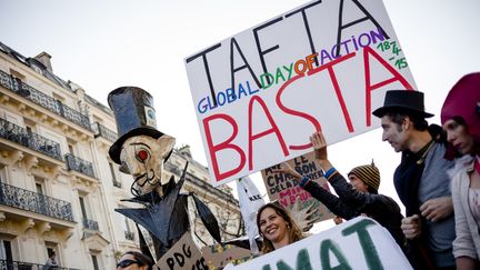 Des manifestants contre le TTIP, aussi appelé Tafta, à Paris, le 18 avril 2015. (AURELIEN MORISSARD / CITIZENSIDE.COM / AFP)