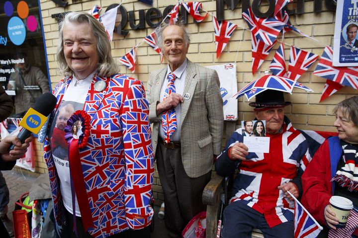 Margaret Tyler et David Jones,&nbsp;fans de la famille royal, ont rev&ecirc;tu les couleurs de la couronne devant la maternit&eacute;&nbsp;St. Mary's de Londres, le 2 mai 2015. (TOLGA AKMEN / ANADOLU AGENCY / AFP)