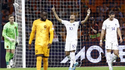 Kylian Mbappé célèbre son but face aux Pays-Bas, à Amsterdam, le 13 octobre 2023. (KENZO TRIBOUILLARD / AFP)