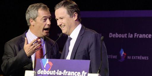 Nigel Farage, le leader du parti nationaliste britannique Ukip (à gauche), et Nicolas Dupont-Aignan, président du mouvement français Debout la République (DLR), en meeting à Paris le 13 avril 2014. (AFP - Pierre Andrieu)