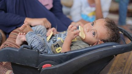 Un bébé de 11 mois atteint par la polio, à Deir al-Balah, dans la bande de Gaza, le 27 août 2024. (HASSAN JEDI / ANADOLU / AFP)