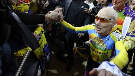 Le centenaire Robert Marchand a battu son propre record à vélo, au Vélodrome de Saint-Quentin-en-Yvelines (Yvelines), le 31 janvier 2014. (LIONEL BONAVENTURE / AFP)