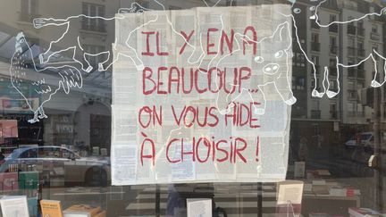 Devanture de la libraire "Le Merle moqueur", rue de Bagnolet, à Paris. (MOHAMED BERKANI)