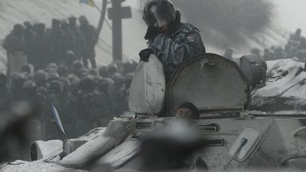 Un blind&eacute; dans les rues de Kiev, le 22 janvier 2013. ( REUTERS)