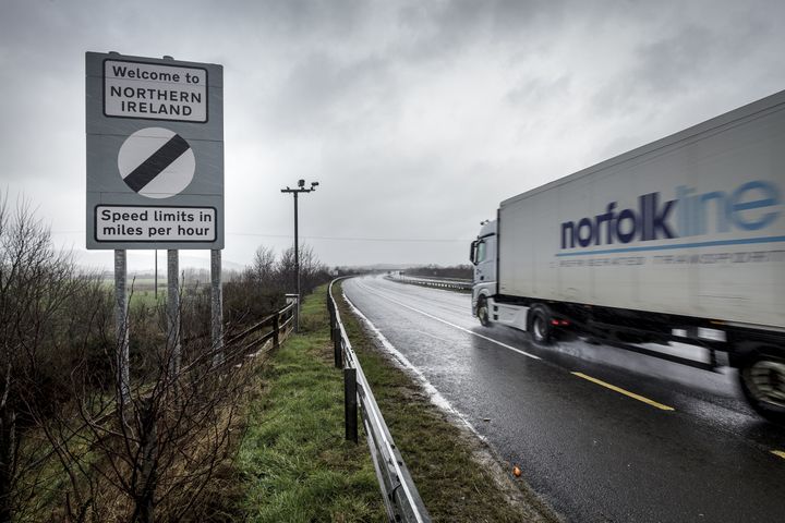 Un camion traverse la frontière entre l'Irlande et l'Irlande du Nord, le 28 février 2017 au niveau de Newry.&nbsp; (MARIUSZ SMIEJEK / DPA / AFP)