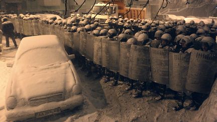 Les forces de l'ordre ukrainiennes prot&egrave;gent une rue de&nbsp;Kiev (Ukraine) contre les manifestants partisans de l'entr&eacute;e du paux dans l'Union europ&eacute;enne, le 9 d&eacute;cembre 2013. (REUTERS)