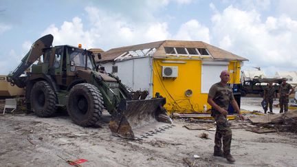 Des hommes du 19e régiment du Génie, au milieu des débris, le 17 septembre 2017. (HELENE VALENZUELA / AFP)