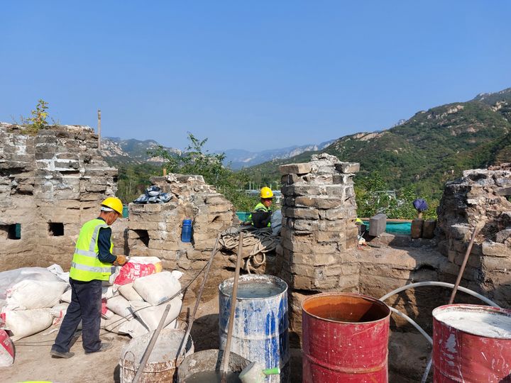 To fix the bricks of the Great Wall of China, workers use white lime.  (SEBASTIEN BERRIOT / RADIO FRANCE)