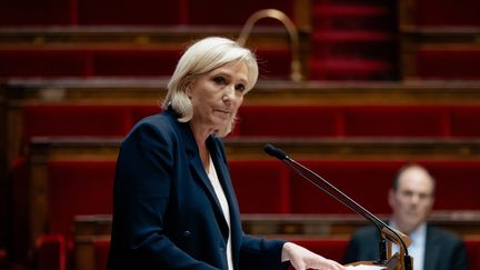 Regarder la vidéo Édito. Menace de motion de censure : Marine Le Pen hausse les enchères