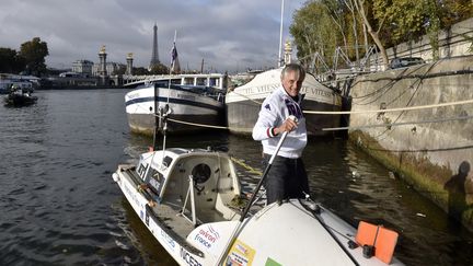 Chalres Hedrich le 20 octobre 2016 à Paris, jour d'arrivée de son tour de France à la rame (ALAIN JOCARD / AFP)