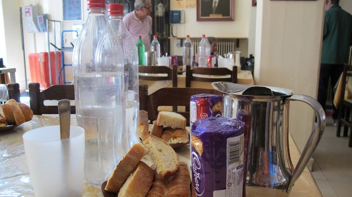 Des repas gratuits sont servis au centre Galini, &agrave; Ath&egrave;nes (Gr&egrave;ce), le 14 juillet 2015. (ARIANE NICOLAS / FRANCETV INFO)