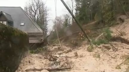 À Claix (Isère), un pan de colline s'est effondré sur une maison. Malgré l'arrivée des secours, une septuagénaire a succombé à ses blessures. (France 2)