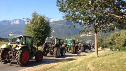 &nbsp; (L'opération escargot des agriculteurs de l'Isère en direction de Grenoble © Lionel Cariou/Radio France)