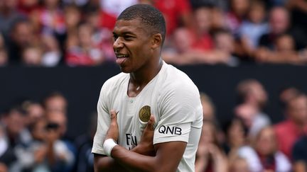 Kylian Mbappé&nbsp;célèbre un but inscrit contre Guingamp en Ligue 1, le 18 août 2018, au stade du&nbsp;Roudourou&nbsp;à Guingamp (Côtes-d'Armor). (FRED TANNEAU / AFP)