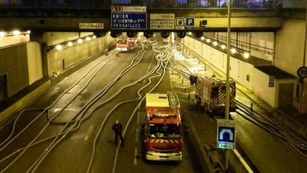 &nbsp; (Les pompiers à pied d'oeuvre porte de Saint-Cloud mardi à 6h © France Bleu 107.1 / Léo Rozé)